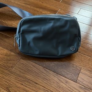 EUC Lululemon Everywhere belt bag in grey